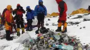 فضيحة على قمة العالم: تفكيك شبكة احتيال في جبل إيفرست بعد تسمم متسلقين وعمليات إنقاذ وهُم