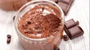 طريقة تحضير موس الشوكولاتة والزبادي بمذاق احترافي في خطوات سهلة