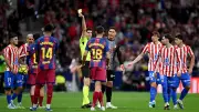 كواليس مثيرة لقرارات الفار في مباراة برشلونة وأتلتيكو مدريد: تسجيلات تكشف تفاصيل التراجع عن الطرد