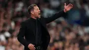 سيميوني يهاجم المناخ العدائي في برشلونة: مجتمع لا يمكن إصلاحه
