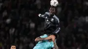 أستون فيلا يتقدم على بولونيا في الشوط الأول من ربع نهائي الدوري الأوروبي