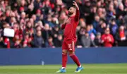 محمد صلاح يواصل كتابة التاريخ برقم قياسي جديد وتحية خاصة من جماهير ليفربول