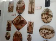 ألوان الرمال والخط العربي يبرزان في إبداعات فنان الوادي الجديد بمعرض تجربة شخصية