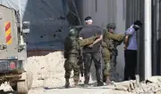 قوات الاحتلال تعتقل فلسطينيين في بلدة العيزرية شرق القدس