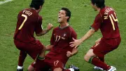 فيجو يكشف عن ذكريات مؤلمة مع برشلونة ويصحح معلومة حول رونالدو