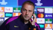 فليك يدرس خدعة تشكيلية بقلب الدفاع لبرشلونة أمام أتلتيكو في دوري الأبطال
