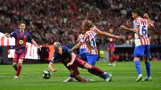 جدل تحكيمي في كلاسيكو أوروبي: هل استحق برشلونة ركلتي جزاء أمام أتلتيكو مدريد؟