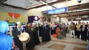 احتفالية فنية بمترو جامعة القاهرة تبهج الركاب بعروض غنائية ومزمار بلدي