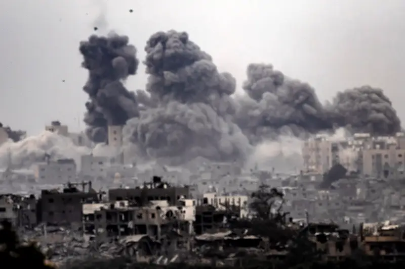 مصادر طبية فلسطينية: شهيد و10 مصابين في غارة إسرائيلية على حي الدرج بغزة