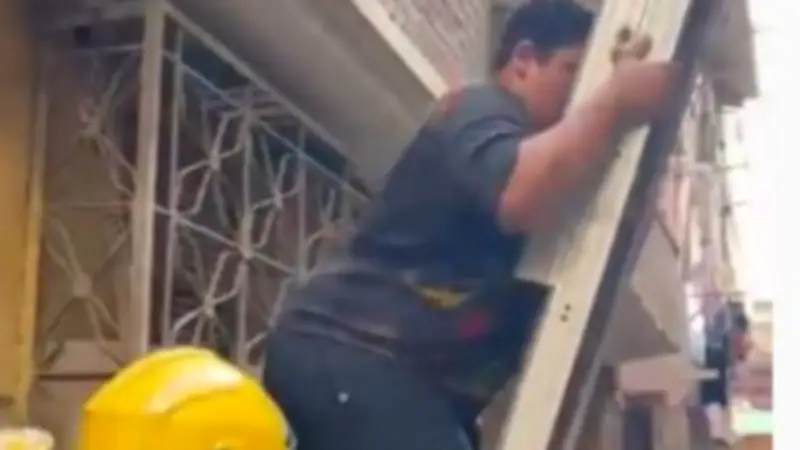 إنقاذ 10 أشخاص عقب انهيار جزئي لسلم عقار في شبرا بواسطة سلم هيدروليكي