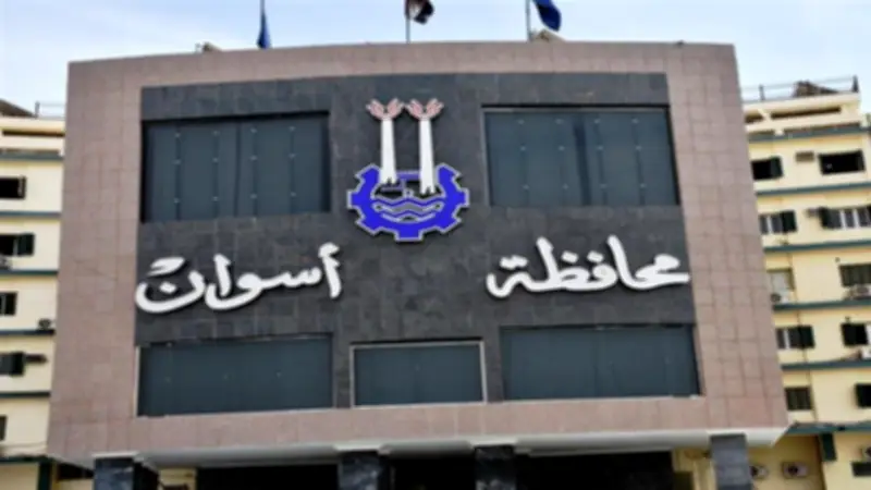 محافظ أسوان ينعى 10 ضحايا في حادث توشكى ويوجه بسرعة إنهاء الإجراءات