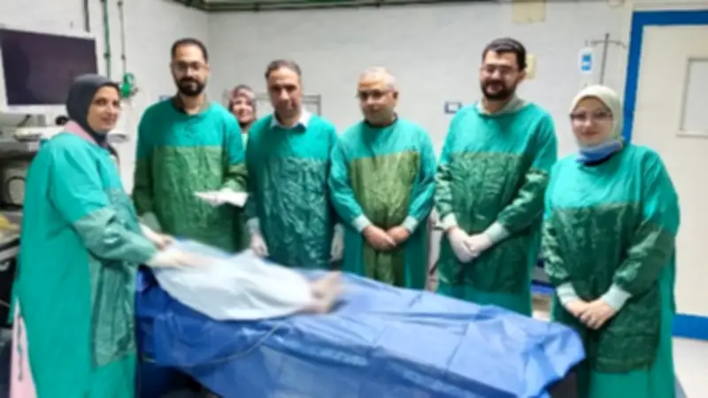 استخراج مسمار 10 سم من طفلة بالمنظار دون جراحة في الزقازيق
