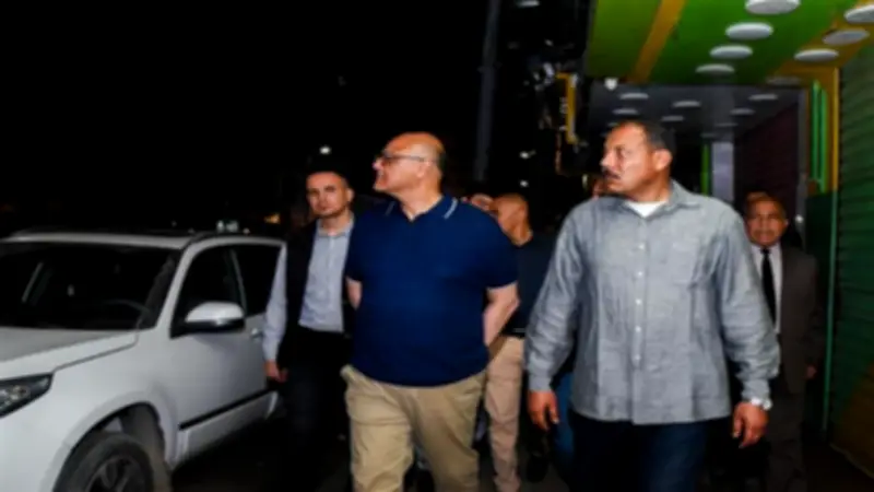 محافظ الإسكندرية يغلق 11 محلاً مخالفاً في جولة مفاجئة بشارع خالد بن الوليد
