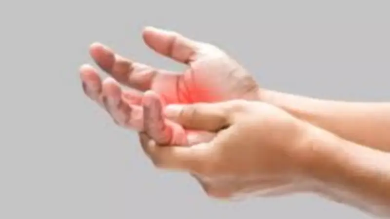 تنميل اليدين أثناء النوم: الأسباب والعلاج ونقص فيتامين ب12