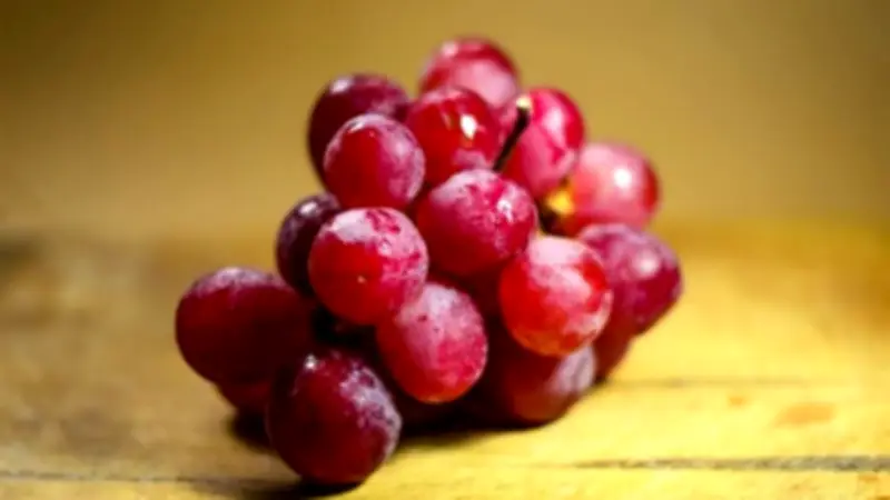 الكيلو وصل لـ 120 جنيهًا.. متى تنخفض أسعار العنب بالأسواق؟