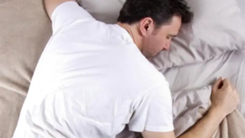 النوم على البطن ليس حراما بل مكروه وهذه 13 حقيقة مهمة