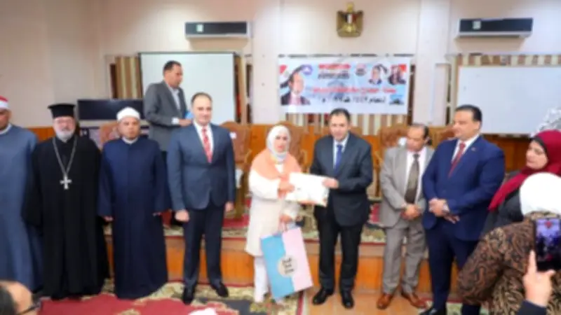 محافظ دمياط يسلم تأشيرات الحج وجوازات السفر لـ136 حاجاً
