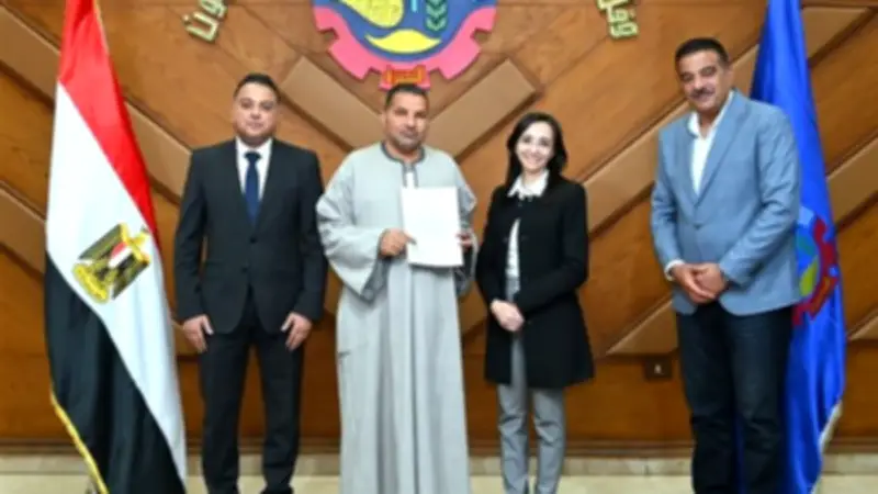 محافظ البحيرة تسلم 14 مواطنا عقود تقنين أوضاع اليد على أراضي الدولة