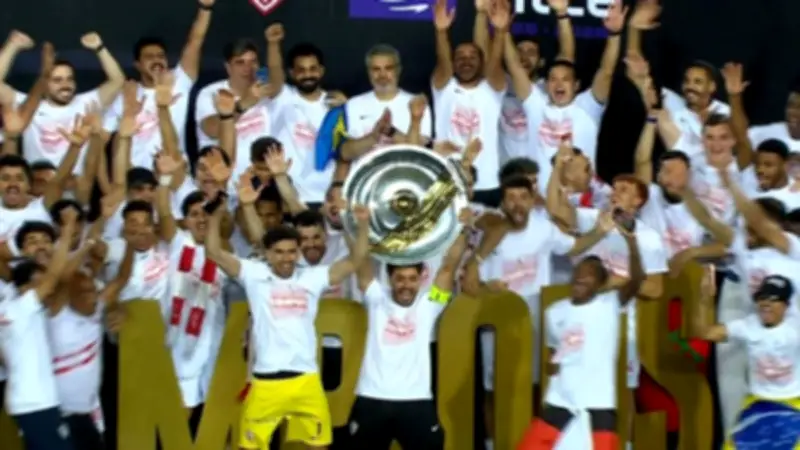عمر جابر يتسلم درع الدوري المصري للزمالك للمرة الـ15
