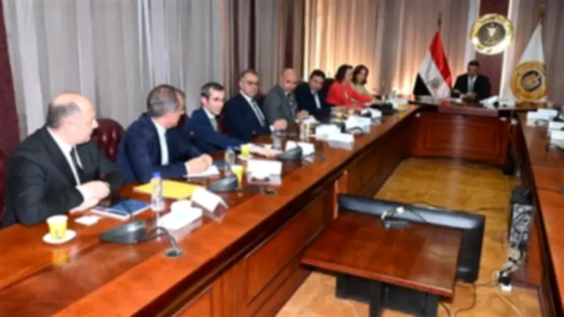 وزير الصناعة يلتقي وفد غوروك التركية لبحث مشروع زجاجي بـ150 ألف متر