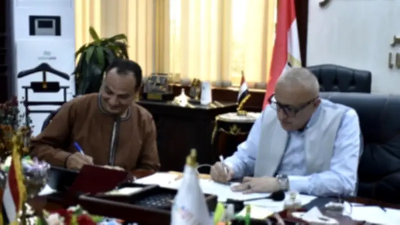 محافظ الأقصر يسلم أول عقد تقنين أراضٍ وفقًا للقانون 168 لسنة 2025