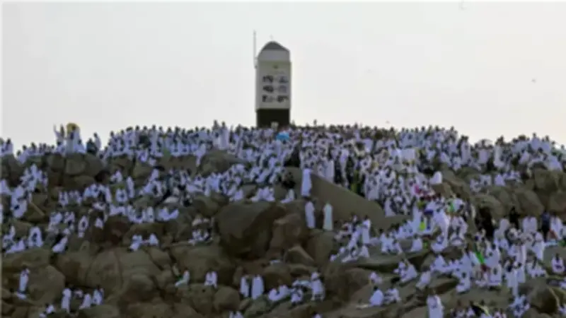 1.7 مليون حاج ينفرون إلى مزدلفة بعد وقوف عرفة في أجواء إيمانية