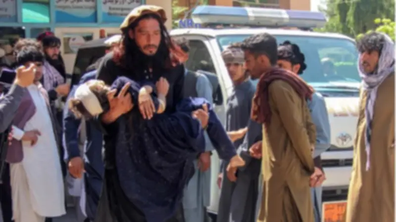 مقتل 18 شخصًا بينهم أطفال ونساء في انقلاب شاحنة لاجئين أفغان