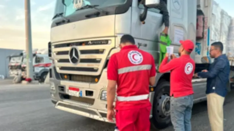 الهلال الأحمر يطلق قافلة «زاد العزة» 192 محملة بآلاف الأطنان إلى غزة