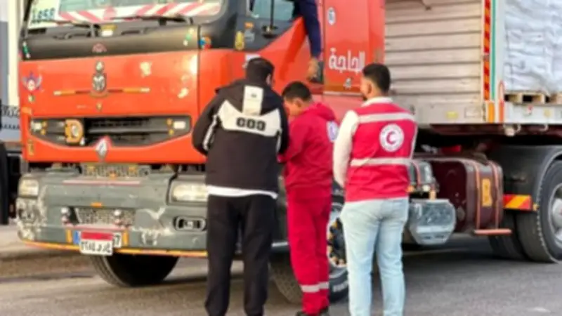 الهلال الأحمر يطلق قافلة زاد العزة 197 إلى غزة محملة بالدواء والغذاء والوقود