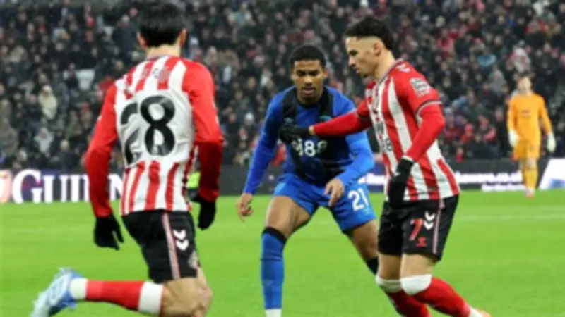 تشيلسي يخسر 2-1 أمام سندرلاند في ختام الدوري الإنجليزي