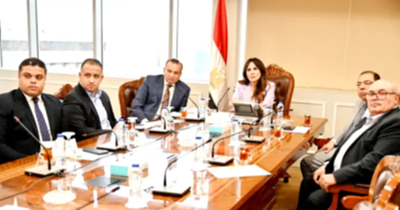 وزيرة الإسكان تتابع تنفيذ محور اللواء عمر سليمان بطول 20 كم و6 حارات