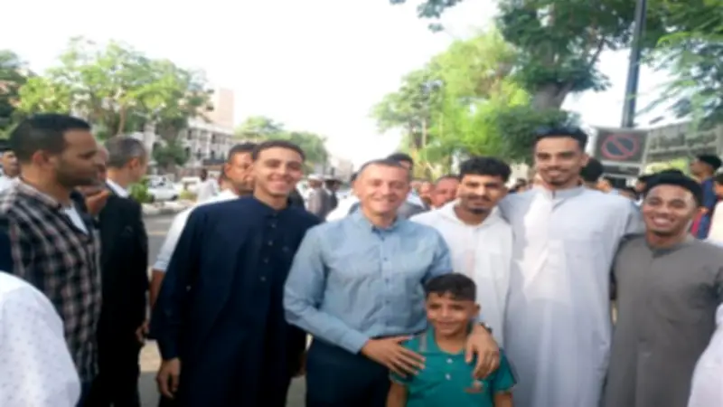محافظ أسوان يلتقط الصور التذكارية مع الأطفال في عيد الأضحى 2026