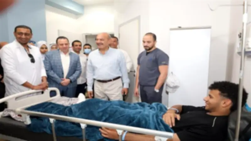 محافظ السويس يتفقد مصابي حادث الجناين بالمجمع الطبي بمدينة 24 أكتوبر