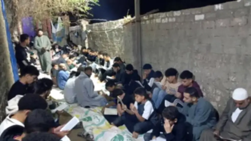 ختمة قرآنية أمام منزل طالب في الغربية.. 2500 شخص يفترشون الأرض وفاء لذكرى عمر