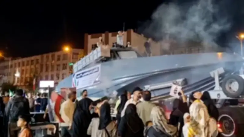 إيران تكشف عن زورق هجومي جديد "27 رجب" مزود بصواريخ كروز