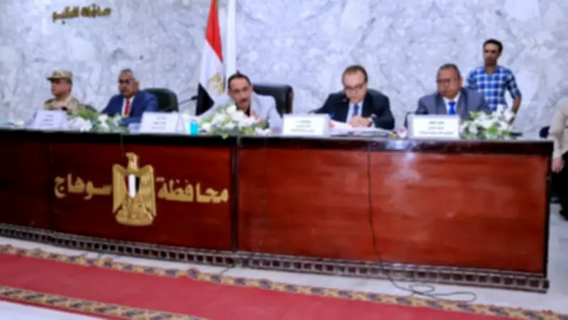 محافظ سوهاج يمنع الإجازات للقيادات حتى انتهاء الموجة 29 لإزالة التعديات