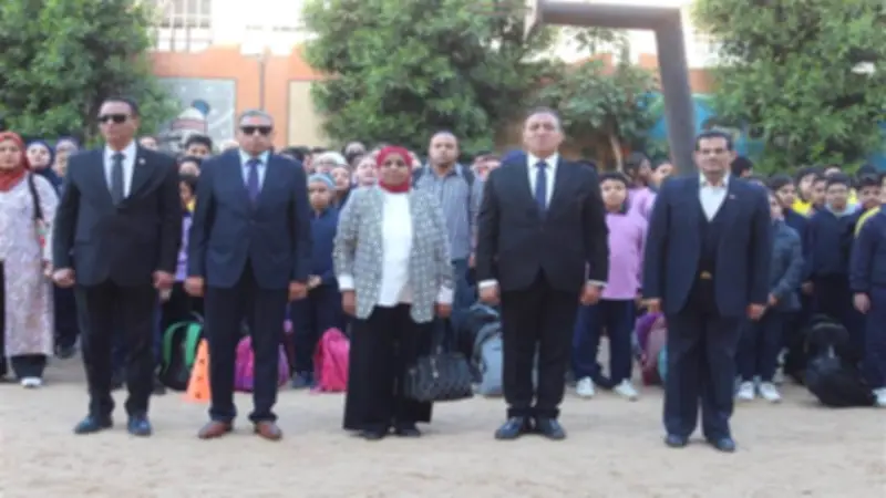 وكيل تعليم الجيزة يكرم مدير مدرسة و3 معلمين تقديراً لجهودهم