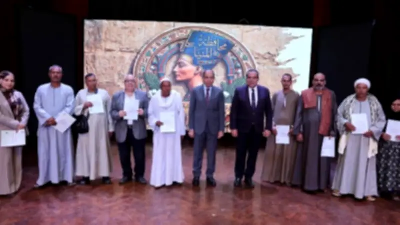 محافظ المنيا يسلم 300 عقد تقنين أراضي أملاك الدولة في سابقة هي الأولى بمصر