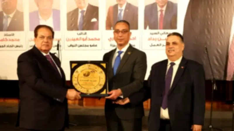 محافظ الجيزة يكرم 300 عامل في احتفالية عيد العمال