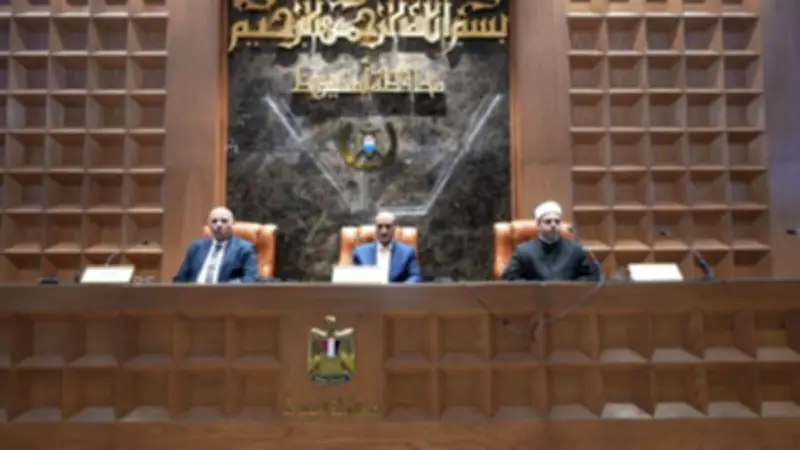 محافظ أسيوط يسلم تأشيرات الحج وملابس الإحرام لـ322 حاجًا من الجمعيات الأهلية