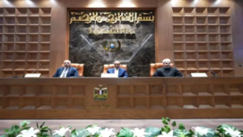 تسليم جوازات السفر وتأشيرات الحج لـ322 حاجًا من جمعيات أسيوط