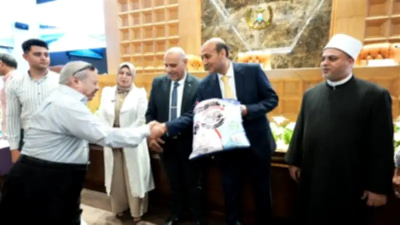 محافظ أسيوط يسلم تأشيرات وملابس إحرام لـ322 حاجًا من الجمعيات الأهلية