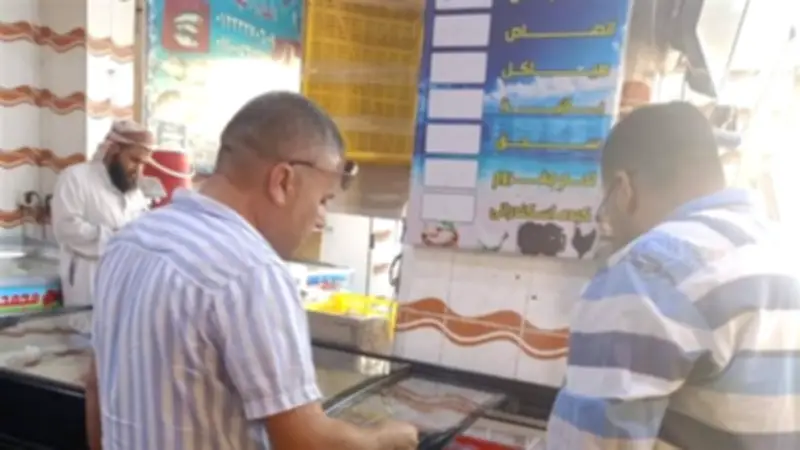 حملات رقابية تضبط 325 كجم مصنعات لحوم ودواجن غير صالحة بمطروح