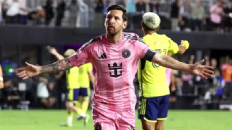 ميسي يقود إنتر ميامي لفوز مثير على تورونتو 4-2 في الدوري الأمريكي