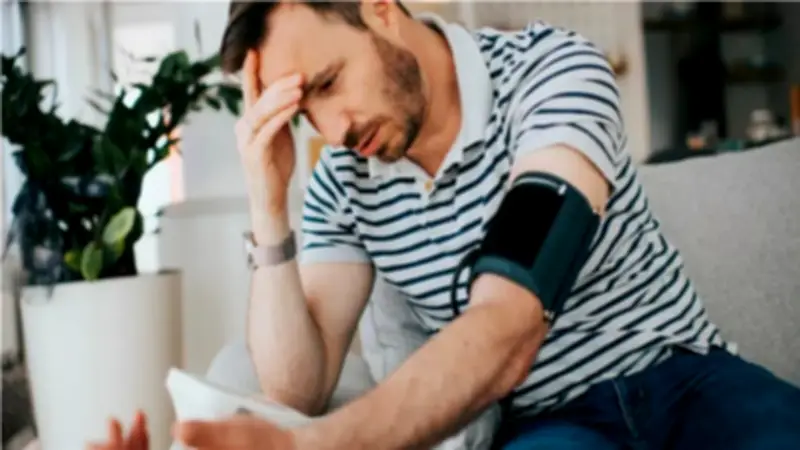 أعراض ارتفاع ضغط الدم الصامتة: 4 إشارات يرسلها جسمك لا تتجاهلها أبدًا