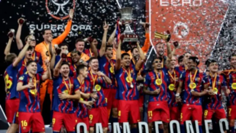 كانسيلو يدخل التاريخ كأول لاعب يتوج بـ4 دوريات كبرى بعد قيادة برشلونة للقب الليجا