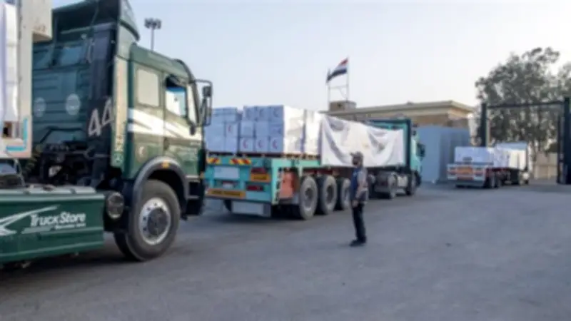 دخول 4 قوافل إماراتية بمساعدات 930 طنًا لغزة وكسوة العيد