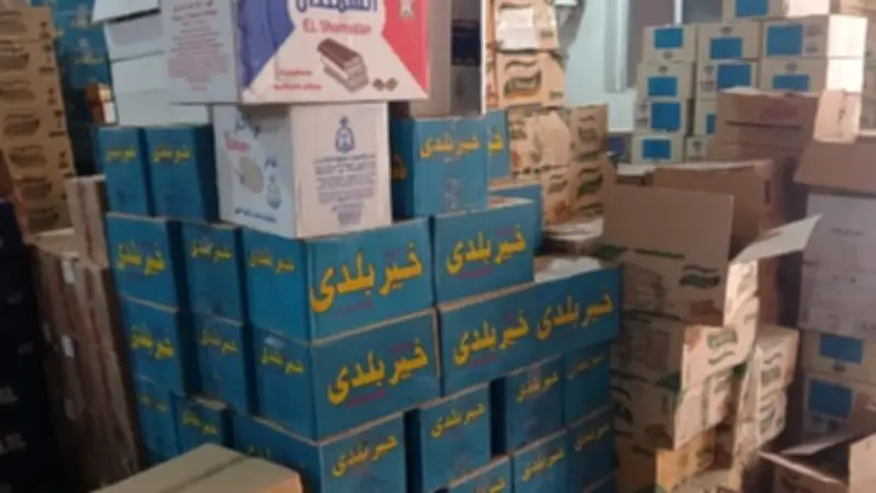 ضبط 400 زجاجة لحام كاوتش و240 عبوة مسلى مجهولة المصدر بإسنا