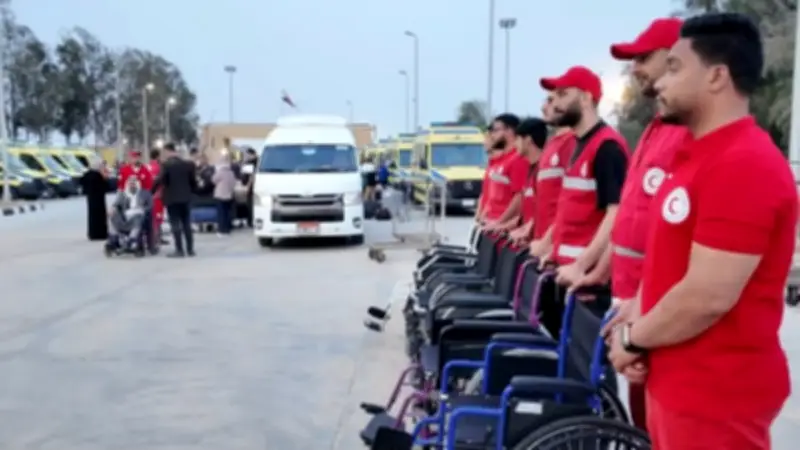 الهلال الأحمر المصري يستقبل الدفعة 42 من المصابين الفلسطينيين