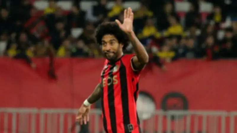 المدافع البرازيلي دانتي يعلن اعتزاله كرة القدم عن عمر 42 عاماً